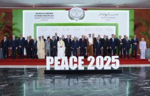 Ο Τραμπ και οι μεσολαβητές υπέγραψαν τη συμφωνία για κατάπαυση πυρός στην Γάζα