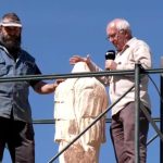 Κάνουν ξυλόγλυπτα από ξεραμένα δέντρα