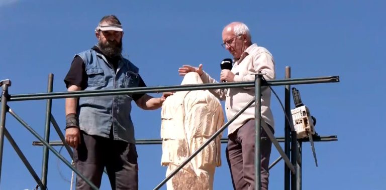 Κάνουν ξυλόγλυπτα από ξεραμένα δέντρα