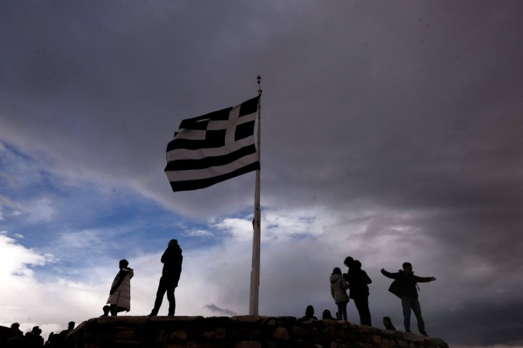Δανή τουρίστρια κατέβασε ελληνική σημαία από ΑΤ στη Ρόδο – Η ποινή που της επιβλήθηκε