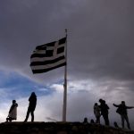 Δανή τουρίστρια κατέβασε ελληνική σημαία από ΑΤ στη Ρόδο – Η ποινή που της επιβλήθηκε