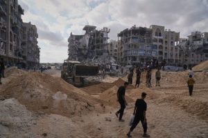 Μέσα στα χαλάσματα η Χαμάς σκάβει με μπουλντόζες, ψάχνοντας για τα λείψανα των Ισραηλινών ομήρων – Δείτε φωτογραφίες