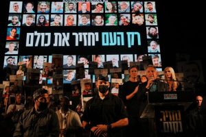 Το Ισραήλ αναμένει με αγωνία την απελευθέρωση των ομήρων – Μπορεί να συμβεί ανά πάσα στιγμή, λέει ο Βανς, τη Δευτέρα αναφέρουν οι Ισραηλινοί