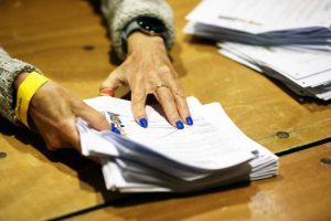 Η Κάθριν Κόνολι αναμένεται να κερδίσει τις προεδρικές εκλογές στην Ιρλανδία