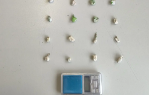 Συνελήφθη 31χρονος που έκρυβε ναρκωτικά σε εγκαταλελειμμένο όχημα στη Σαλαμίνα