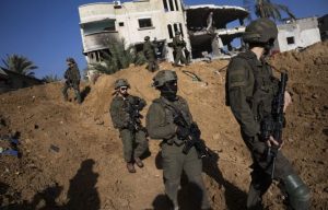 Αυξάνει η ένταση στην Γάζα: Ο στρατός του Ισραήλ επιβεβαίωσε ότι εξαπέλυσε πλήγματα στη Ράφα