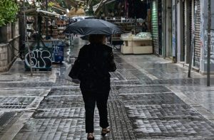 Βροχερός καιρός σε Αττική και άλλες περιοχές - Θερμοκρασία έως 25 βαθμούς