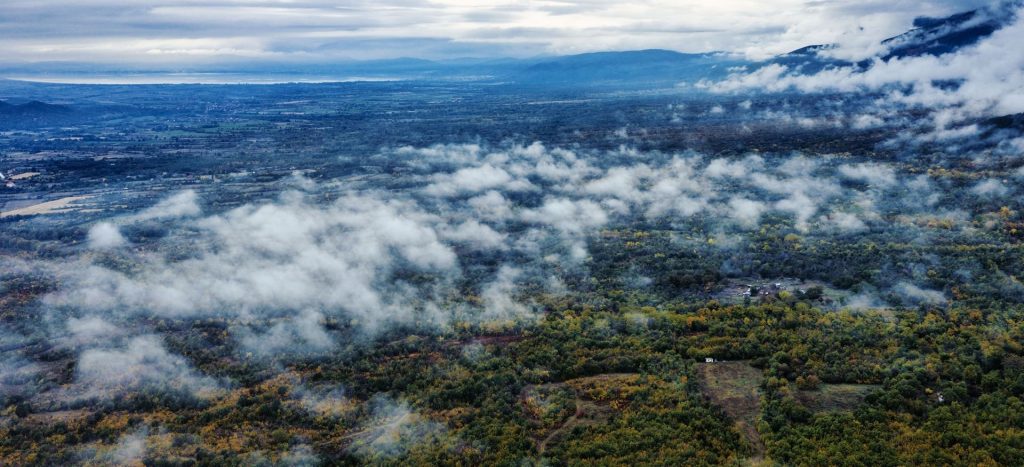 Βροχές και σποραδικές καταιγίδες στα δυτικά - Θερμοκρασία έως 24 βαθμούς