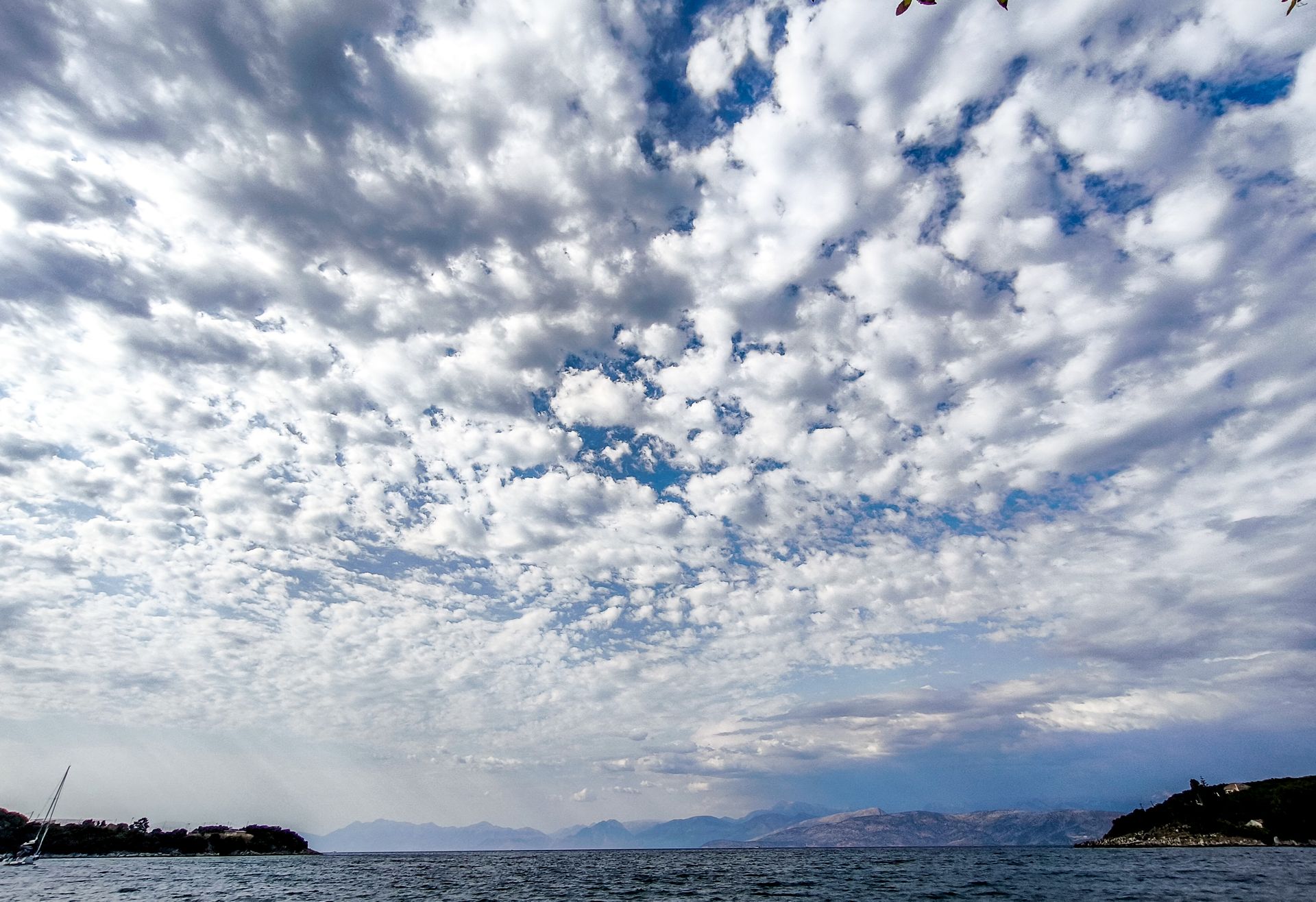 Συννεφιασμένος ο καιρός - Πού θα βρέξει - Στους 25 βαθμούς η θερμοκρασία