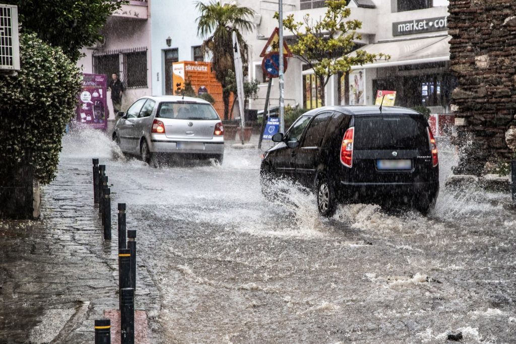 Σαρώνει τη χώρα η κακοκαιρία: Καταιγίδες, πτώση της θερμοκρασίας και απανωτά 112!