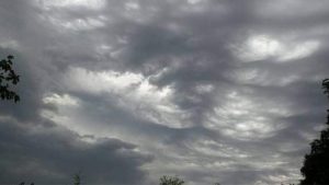 Νεφώσεις και σποραδικές καταιγίδες αναμένονται για τις περισσότερες περιοχές της χώρας