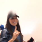 H πρώτη αντίδραση της Ιουλίας Καλλιμάνη μετά το συμβάν με θαμώνα: «Από σένα δέχομαι μαντινάδα»