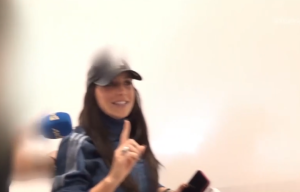 H πρώτη αντίδραση της Ιουλίας Καλλιμάνη μετά το συμβάν με θαμώνα: «Από σένα δέχομαι μαντινάδα»