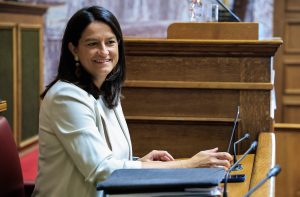 Κεραμέως κατά μισθωτών: Μόνο το 3,1% από αυτούς εργάζεται πάνω από 49 ώρες!