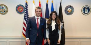 Στο υπουργείο Πολέμου η Γκίλφοϊλ: Είχε συνάντηση με τον Χέγκσεθ