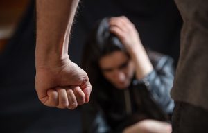 Άγριος ξυλοδαρμός 40χρονης στο Κορωπί: Η σοκαριστική μαρτυρία του 4χρονου γιου – «Ο μπαμπάς χτύπησε τη μαμά»