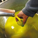 Ελαιόλαδο: Στα 4,5-5 ευρώ εκτιμώνται οι πρώτες πράξεις για τη νέα σοδειά του έξτρα παρθένου