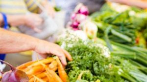 Υποχρεωτική αναγραφή αρχικής τιμής: Τα μέτρα Θεοδωρικάκου για την προστασία του καταναλωτή