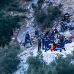 Λάρισα: Χωρίς τις αισθήσεις του στο ασθενοφόρο ο 53χρονος που έψαχνε για λίρες