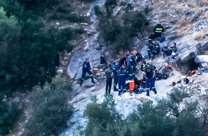 Λάρισα: Χωρίς τις αισθήσεις του στο ασθενοφόρο ο 53χρονος που έψαχνε για λίρες