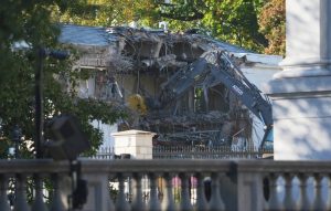 Μέρος του Λευκού Οίκου κατεδαφίστηκε για να ανεγερθεί στη θέση του η μελλοντική αίθουσα χοροεσπερίδων που θέλει ο Τραμπ