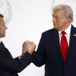 Έντονος διάλογος Τραμπ με Μακρόν: «Θέλω να μάθω γιατί με πλήγωσες» – Έσφιγγαν τα χέρια τους για περίπου 30 δευτερόλεπτα, σαν να πάλευαν