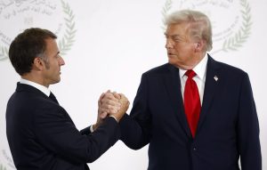 Έντονος διάλογος Τραμπ με Μακρόν: «Θέλω να μάθω γιατί με πλήγωσες» – Έσφιγγαν τα χέρια τους για περίπου 30 δευτερόλεπτα, σαν να πάλευαν