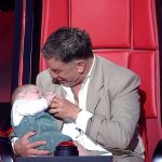 The Voice: Ο «babysitter» Γιώργος Μαζωνάκης – «Άσε το παιδί να κοιμηθεί»
