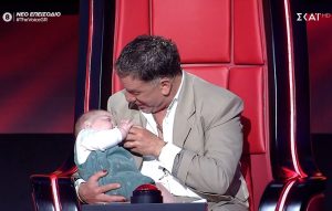 The Voice: Ο «babysitter» Γιώργος Μαζωνάκης – «Άσε το παιδί να κοιμηθεί»