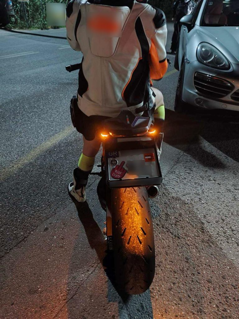 Μέγαρα: Η Τροχαία απέτρεψε αυτοσχέδιους αγώνες μοτοσυκλετών - Συνελήφθη 32χρονος