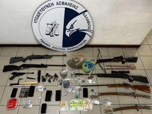 Εξαρθρώθηκε εγκληματική οργάνωση διακίνησης ναρκωτικών στην περιοχή του Δήμου Πύλου – Εντοπίστηκαν όπλα, βαλλίστρες και σπαθιά