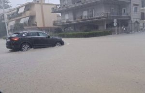 Πλημμύρισε το Μεσολόγγι από την έντονη βροχόπτωση – Κλειστά τα σχολεία την Παρασκευή