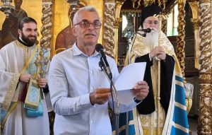 Διευθυντής σχολείου «τα άκουσε» από Μητροπολίτη για την αμφίεση του: «Με τα πουκάμισα έξω ήρθες να βγάλεις λόγο τέτοια ημέρα στην εκκλησία»