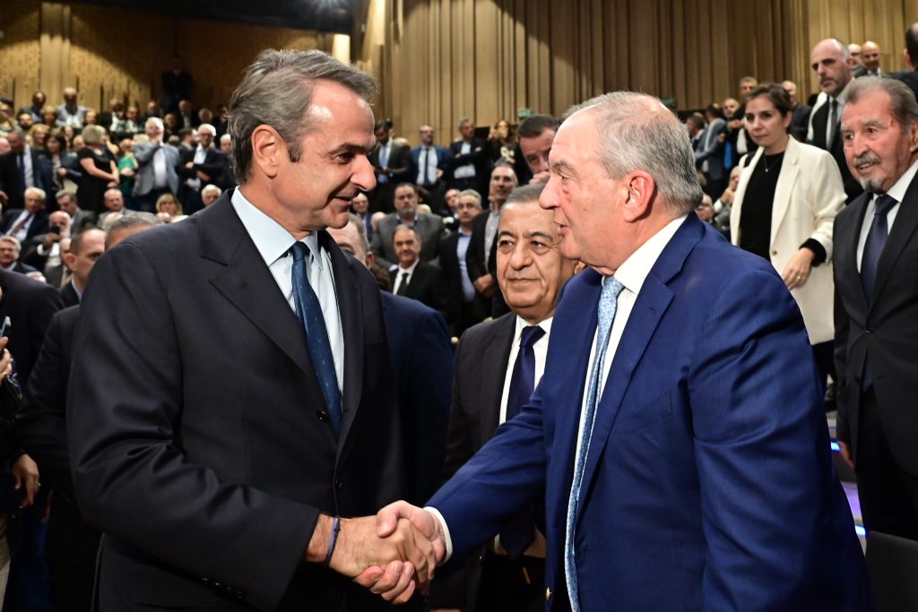Θερμή χειραψία Κυριάκου Μητσοτάκη και Κώστα Καραμανλή στην παρουσίαση του βιβλίου του Ευριπίδη Στυλιανίδη