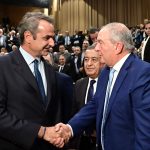 Θερμή χειραψία Κυριάκου Μητσοτάκη και Κώστα Καραμανλή στην παρουσίαση του βιβλίου του Ευριπίδη Στυλιανίδη