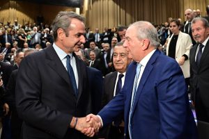 Θερμή χειραψία Κυριάκου Μητσοτάκη και Κώστα Καραμανλή στην παρουσίαση του βιβλίου του Ευριπίδη Στυλιανίδη