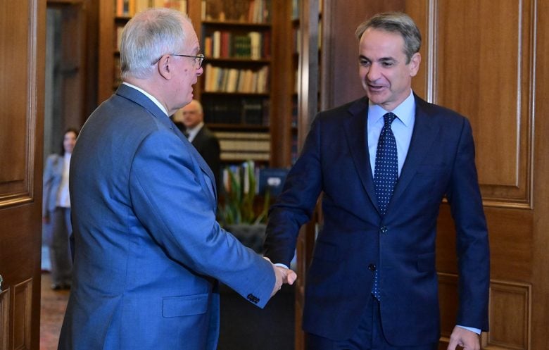 Μητσοτάκης σε Τασούλα: «Το μνημείο του Αγνώστου Στρατιώτη έχει συμβολικό βάρος που πρέπει να διαφυλάξουμε»