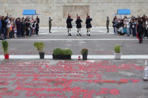 Μνημείο Αγνώστου Στρατιώτη: Μαίνεται η αντιπαράθεση - «Δεν θα κάνουμε a priori επιθετική ενέργεια» λέει ο Μαρινάκης