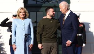 Έσπασε το απόστημα Μπάιντεν και οι βρόμικες σχέσεις με την Ουκρανία