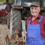 Η Κομισιόν ζητά μεταρρυθμίσεις από το 2026 για στήριξη των νέων – Τι προτείνει για τους συνταξιούχους