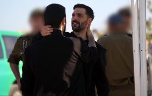 Οι 20 τελευταίοι εν ζωή όμηροι αφέθηκαν όλοι ελεύθεροι από τη Χαμάς, μετέδωσε η ισραηλινή τηλεόραση – Στο Τελ Αβίβ έφτασε ο Τραμπ