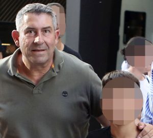 Άκης Παυλόπουλος: Κέρασε τους συνεργάτες του για το χρυσό του γιου του!