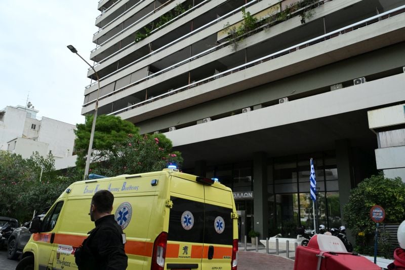 Συγκλονίζουν οι μαρτυρίες για τις τελευταίες κινήσεις του 44χρονου πριν πέσει στο κενό από τον πύργο «Απόλλων» – «Ξαφνικά σκαρφάλωσε στο παράθυρο»