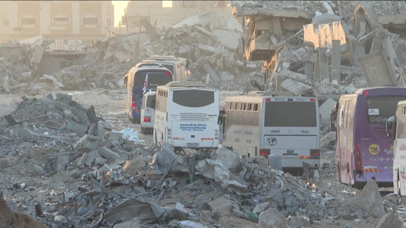 Τα πρώτα από τα 38 λεωφορεία που μεταφέρουν Παλαιστίνιους κρατουμένους που αφέθηκαν ελεύθεροι από το Ισραήλ εισήλθαν στο έδαφος της Γάζας