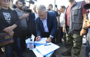 Συνεχίζει για 17η μέρα την απεργία πείνας ο Πάνος Ρούτσι για την εκταφή της σορού του γιου του που σκοτώθηκε στα Τέμπη