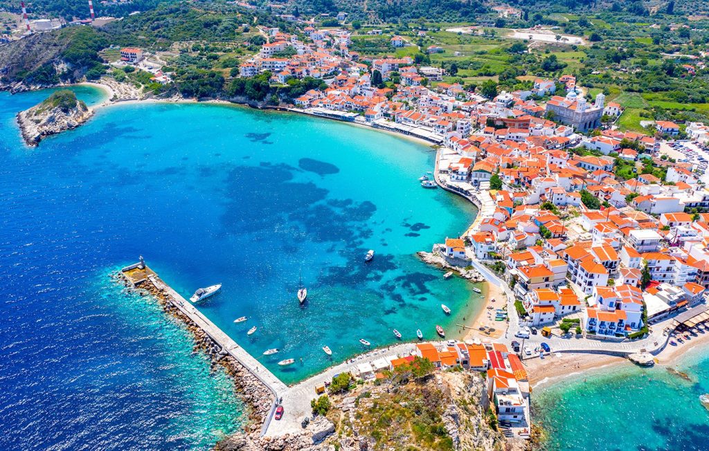 Daily Express: Η Σάμος ανάμεσα στους «απίθανους προορισμούς» της Ευρώπης που θα συνδέονται με την Βρετανία το 2026