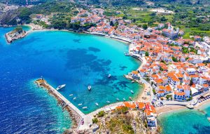 Daily Express: Η Σάμος ανάμεσα στους «απίθανους προορισμούς» της Ευρώπης που θα συνδέονται με την Βρετανία το 2026