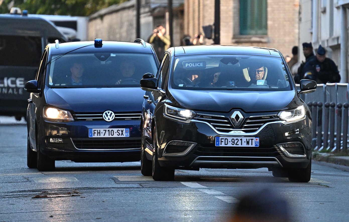 O Σαρκοζί θα παραμείνει έγκλειστος στη φυλακή του Παρισιού για τουλάχιστον τρεις εβδομάδες