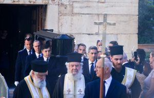 Στην Μητρόπολη Αθηνών η σορός του Διονύση Σαββόπουλου για την εξόδιο ακολουθία