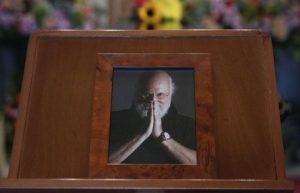 Λαϊκό προσκύνημα στο παρεκκλήσι της Μητρόπολης Αθηνών στη σορό του Διονύση Σαββόπουλου